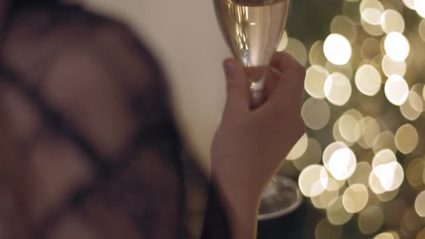 ピンクのワインとワイングラスを持って若いの官能的な女性のクローズ アップ — ストック動画