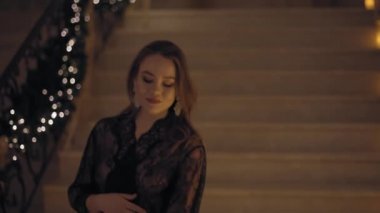 Orta izleme çekim kamera önünde çıplak ya da çıplak kadın