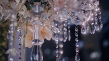 Düşük açılı parralax kadeh tabloda mumluk decoradet çiçekli