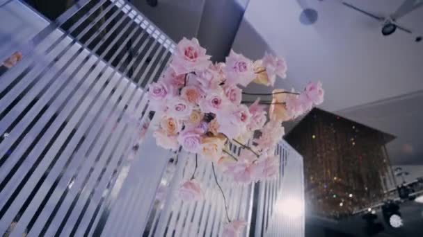 Opknoping bouquet - onderdeel van de bruiloft decoratie. Links naar rechts parralax schot. — Stockvideo