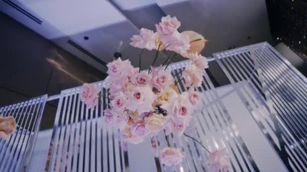 Opknoping bouquet - onderdeel van de bruiloft decoratie. Rechts naar links parralax schot. — Stockvideo