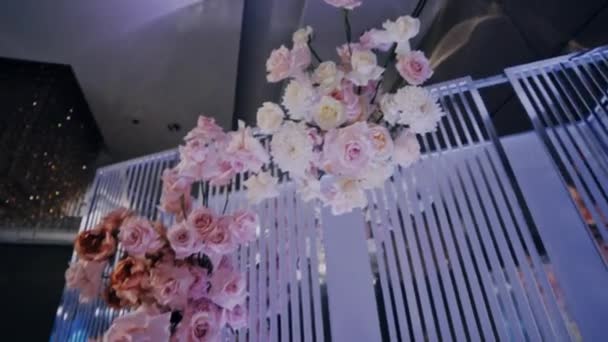 Hanging bouquet - part of the wedding decoration. Crane shot with rotation. — Stock Video