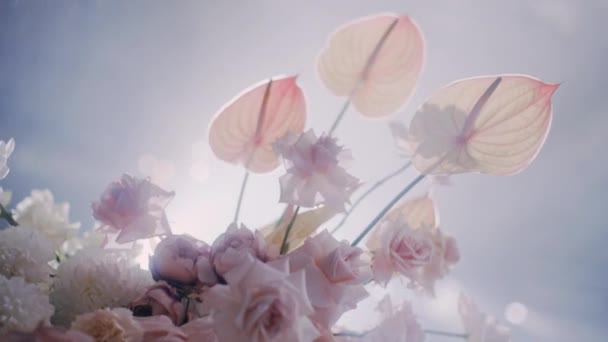 Nahaufnahme von Parralax-Aufnahmen wunderschöner Blumen im Hochzeitsdekor. — Stockvideo
