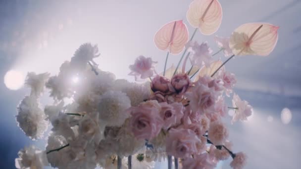 Close up parralax shot of beautiful flowers in wedding decor. Both directions. — Stock Video
