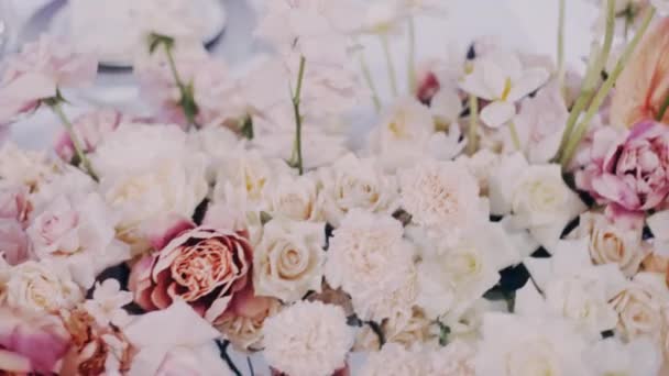 Passeren door close-up shot van mooie asters, rozen en andreanums — Stockvideo