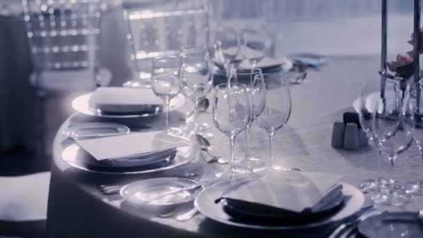 Kameran rör sig runt ett bröllop dekorerade bord. Från vänster till höger. — Stockvideo