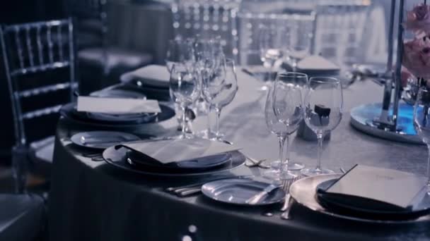 Cámara que se mueve alrededor de una mesa decorada boda. De derecha a izquierda . — Vídeos de Stock