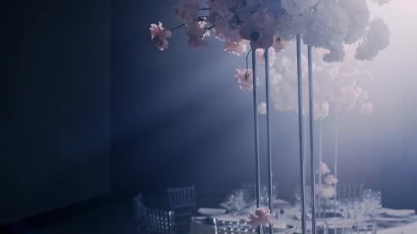 Camera rotates right to left around a wedding decorated table with a bouquet. — Stock Video