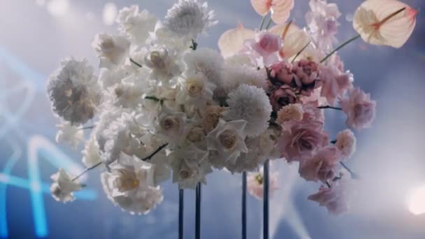 Mittlere Aufnahme schöner Blumen im Hochzeitsdekor durch den Kristall. — Stockvideo