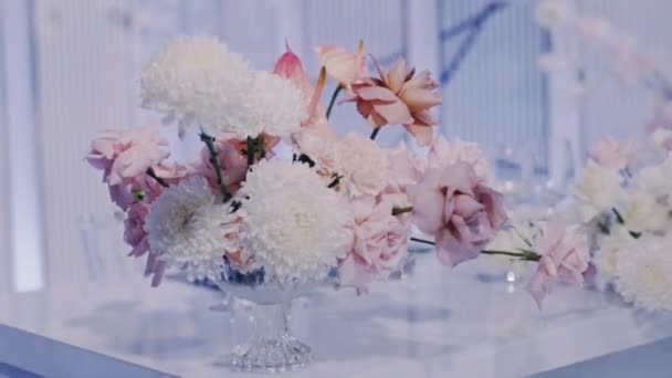 Middle close up shot of beautiful wedding bouquet in crystal vase — Stock Video
