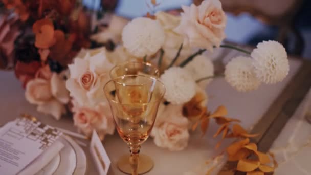 在装饰的餐桌上装饰着美丽的婚礼花束。中枪. — 图库视频影像