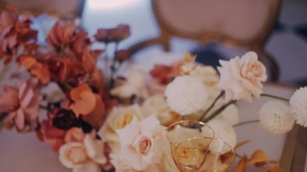 Parralax skott av vackra bröllop bukett på decirated matbordet. — Stockvideo