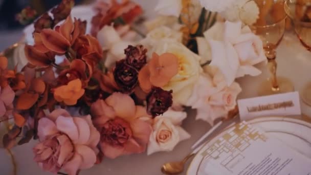 Foto de ángulo alto de hermoso ramo de bodas en la mesa de comedor decirated . — Vídeos de Stock