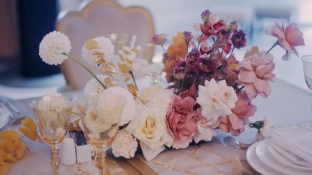 Parralax tiro de composição bonita florística na mesa de banquete de festa de casamento — Vídeo de Stock