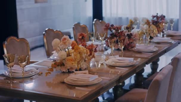 Mittlere Parralax-Aufnahme eines wunderschön dekorierten Hochzeitsbanketttisches — Stockvideo