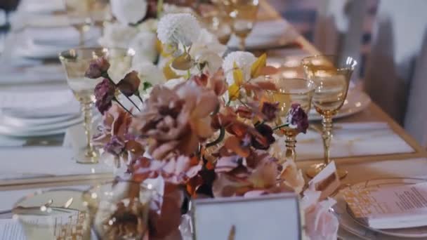 Middle parralax shot of wedding dinner table decorated with flowers — Stock Video