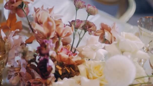 Grúa hasta tiro de hermosas flores de boda con poca profundidad de campo — Vídeo de stock