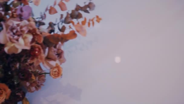 Наклон в наклоне снимок свадебного обеденного стола украшен цветами — стоковое видео