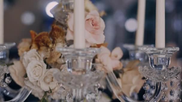 Parralax shot of table candelabra centerpieces decoradet with flowers — Stock Video