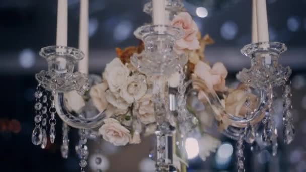 Parralax nízkým úhlem záběr stolní svícny centerpieces decoradet s květinami — Stock video