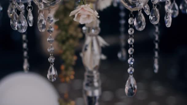 花とテーブルの candelabra のセンター ピース decoradet の Parralax ショット — ストック動画