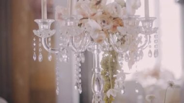 Parralax ve tilt mumluk centerpieces decoradet çiçekler ile atış aşağı