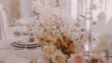 Güzel hizmet düğün tablo çiçek ve candelabras ile Parralax atış