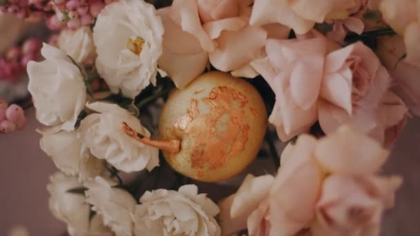 Rose, orchidee e pera placcata oro in bella composizione floristica matrimonio — Video Stock