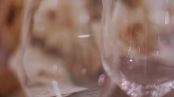 Сосредоточение внимания от бокалов вина до красивой свадебной флористической композиции — стоковое видео
