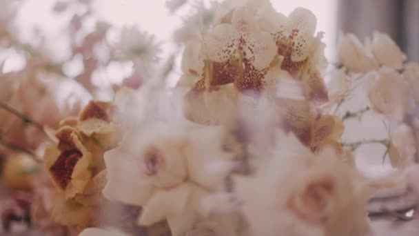 Сосредоточение внимания от красивой свадебной флористической композиции до винного стекла — стоковое видео