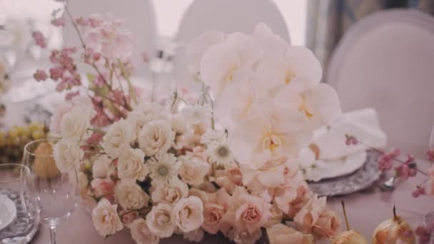 Rosas, orquídeas y bayas de nieve en hermosa composición florística de la boda — Vídeo de stock