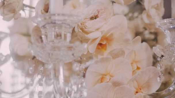 Κοντινό πλάνο parralax όμορφη γαμήλια λουλούδια διακοσμημένα στα κηροπήγια — Αρχείο Βίντεο