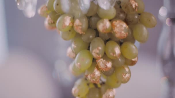 Super close up shot of gold plated grapes on crystal candelabra centerpieces — Stock Video