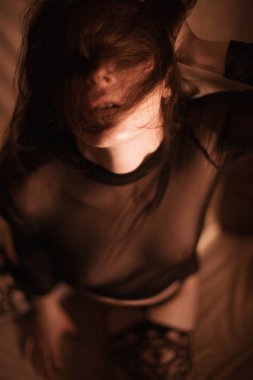 heyecan verici genç kadın çıplak ya da baştan çıkarıcı bir File çıplak oturan büyük güzel göğüsler ile çorap ve şeffaf dantel vücut altında solucan günbatımı ışığı