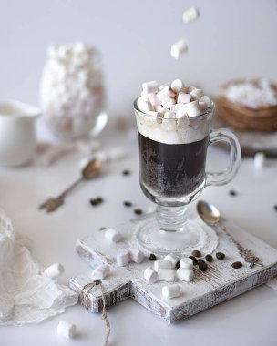 Cam kadeh içinde marshmallow ile kahve