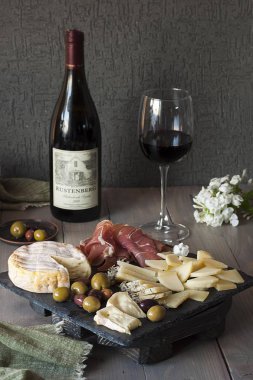 Peynir tabağı ve kırmızı şarap
