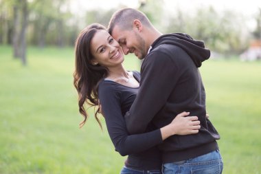 Parktaki romantik genç çift. 