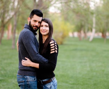 Parktaki mutlu genç çift