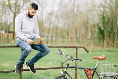 Bisikletli genç adam parkta