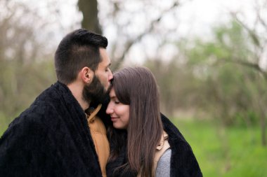 Parkta aşık genç bir çift