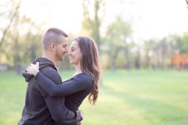 Parktaki romantik genç çift. 