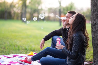 Parktaki romantik genç çift. 