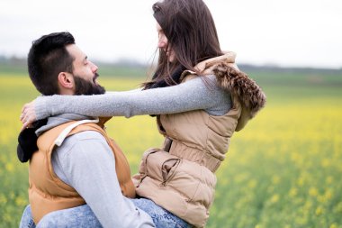 Parkta aşık genç bir çift