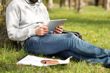 Yakışıklı sakallı adam tablet kullan