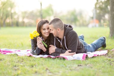 Parktaki romantik genç çift. 