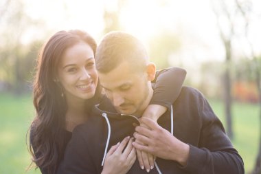 Parktaki romantik genç çift. 