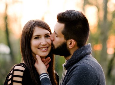 Parktaki mutlu genç çift