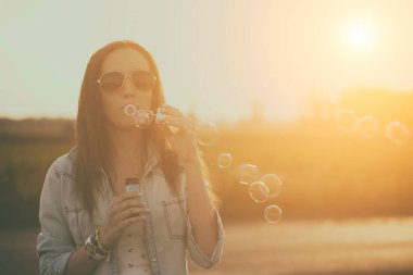 Sahada kulaklıklı genç bir kadın.
