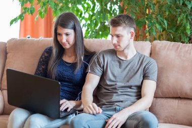 Erkek ve kız kardeşler tablet bilgisayar ve dizüstü bilgisayar kullanır