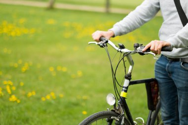 Parkta bisikletli genç bir kadın.